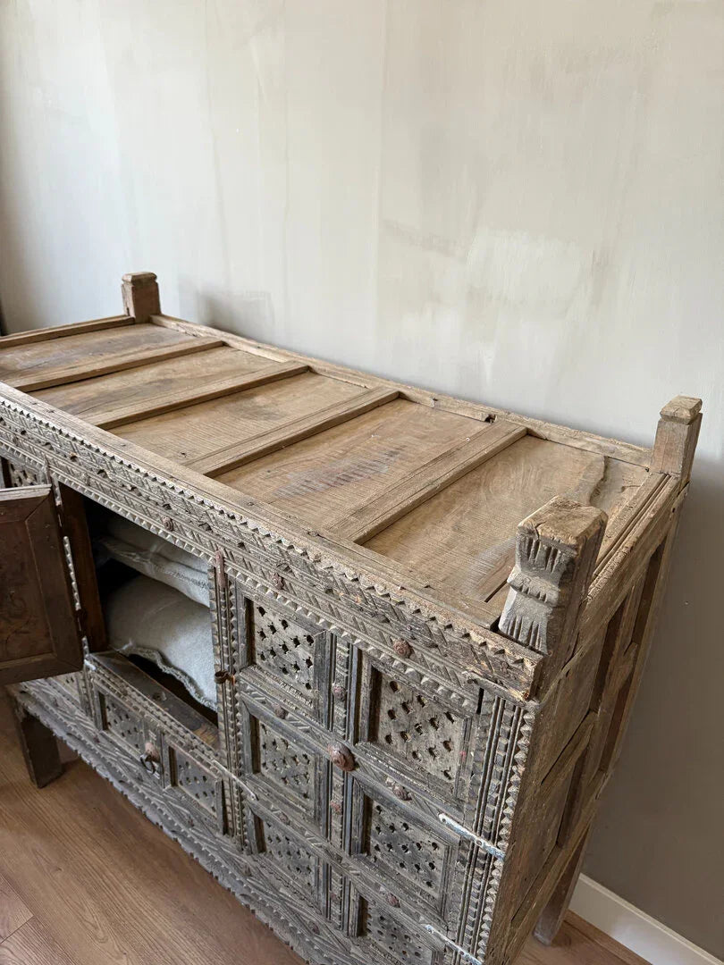 Authentieke handgemaakte houten kast uit India met unieke gravures, landelijke stijl