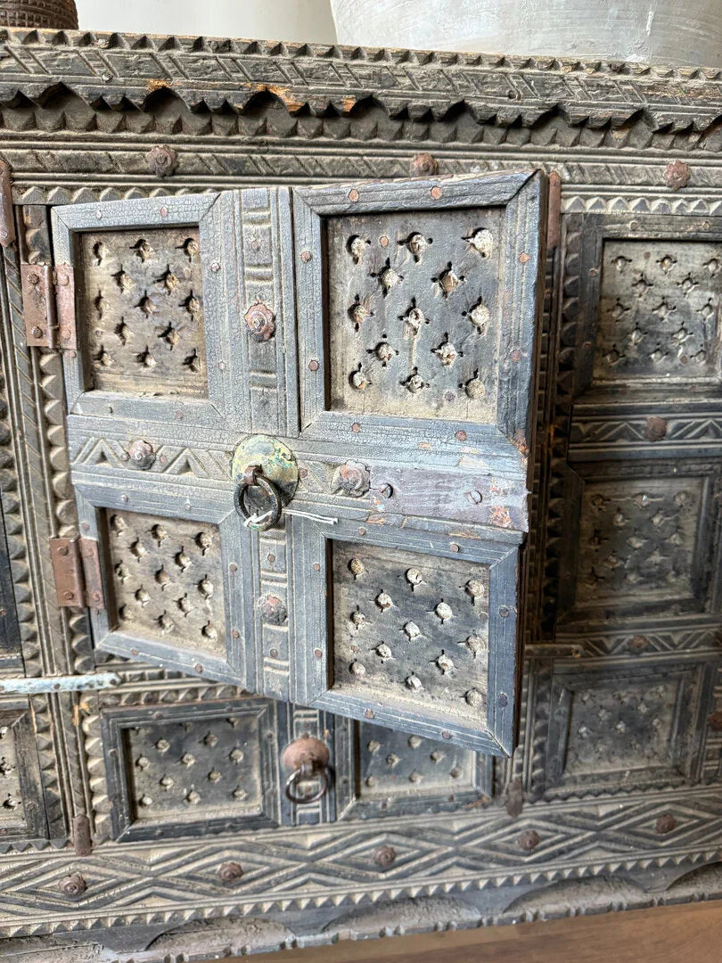 Handgemaakte houten damchiya kast met decoratief houtsnijwerk, landelijk sober interieur