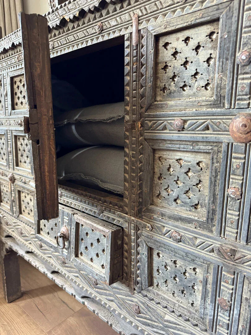 Authentieke handgemaakte houten damchiya kast uit India, met open deur, sober en landelijk interieur