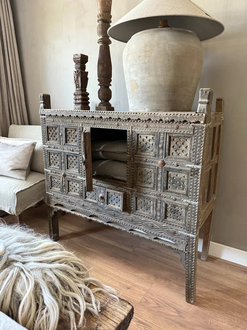 Authentieke houten damchiya kast met gegraveerd patroon, landelijke woondecoratie, My Sober Home