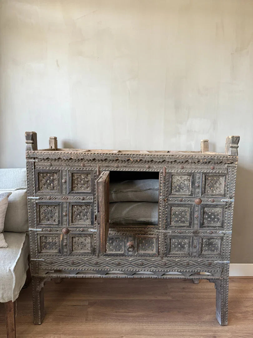 Antieke damchiya houten kast met handgesneden details, landelijke sober interieur