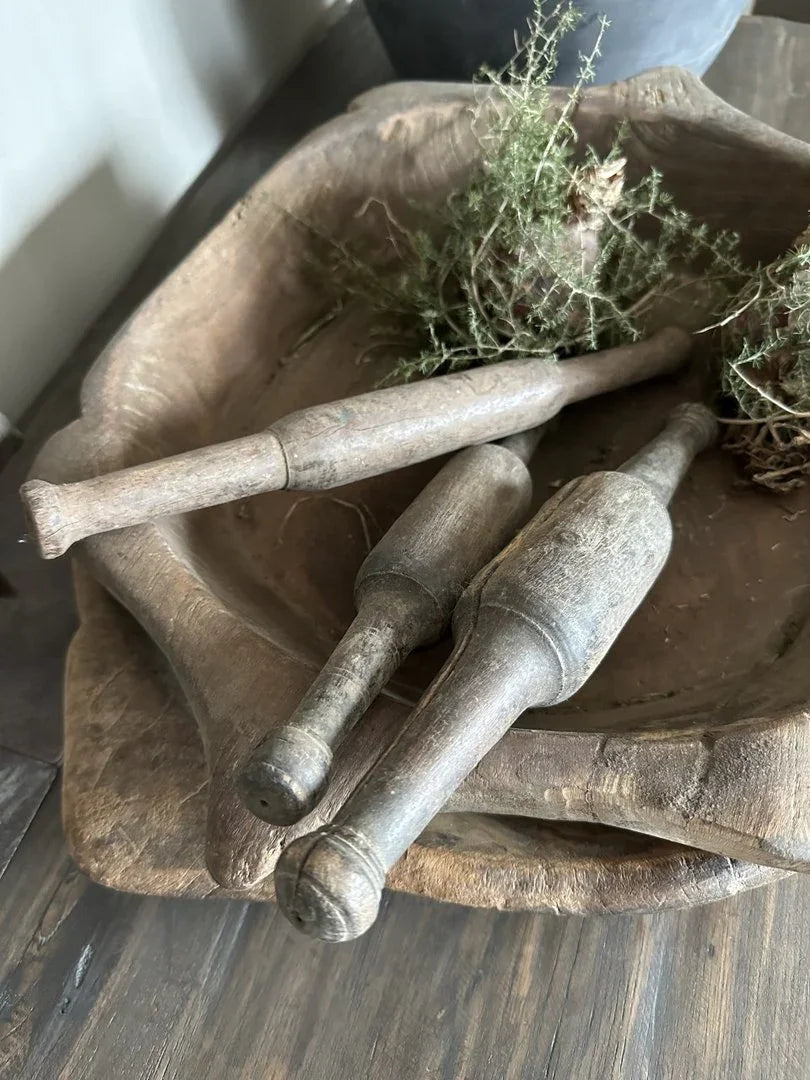 Authentieke houten deelrollers in schaal, landelijke woondecoratie My Sober Home