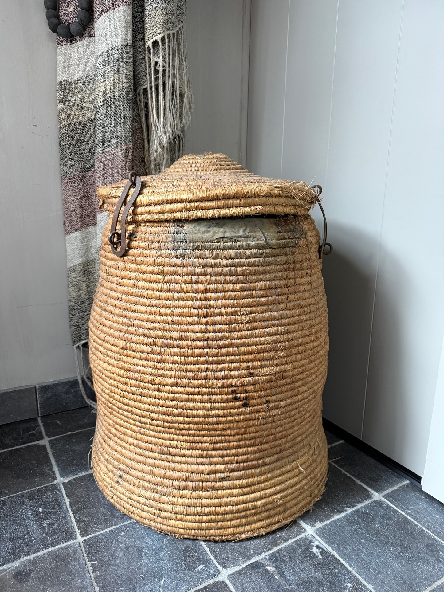 Old original basket / dessert basket