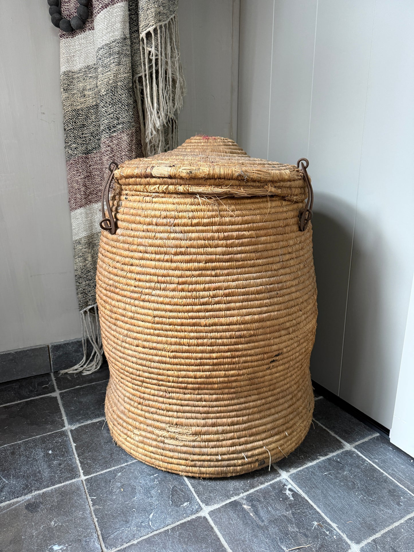 Old original basket / dessert basket