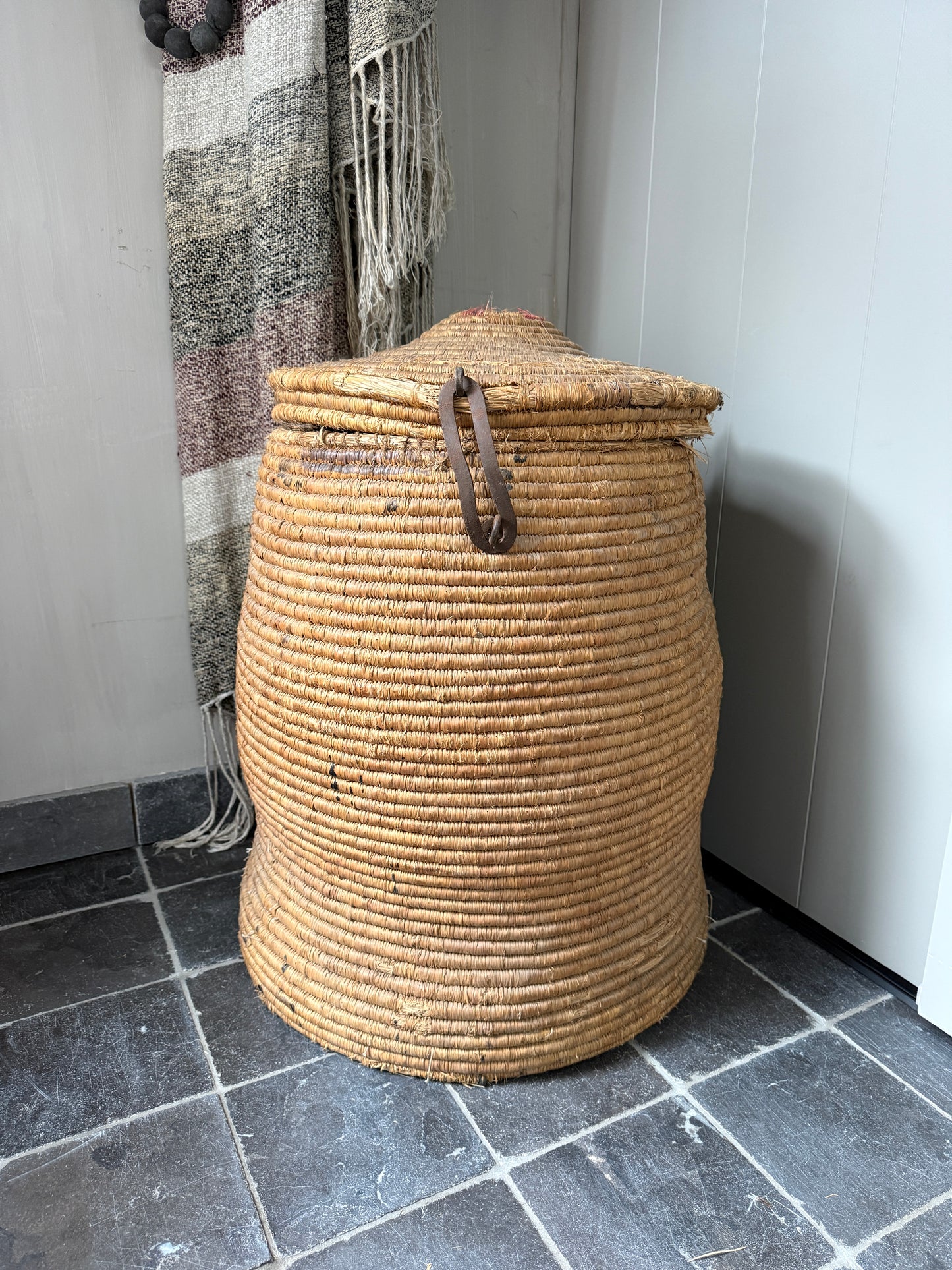 Old original basket / dessert basket