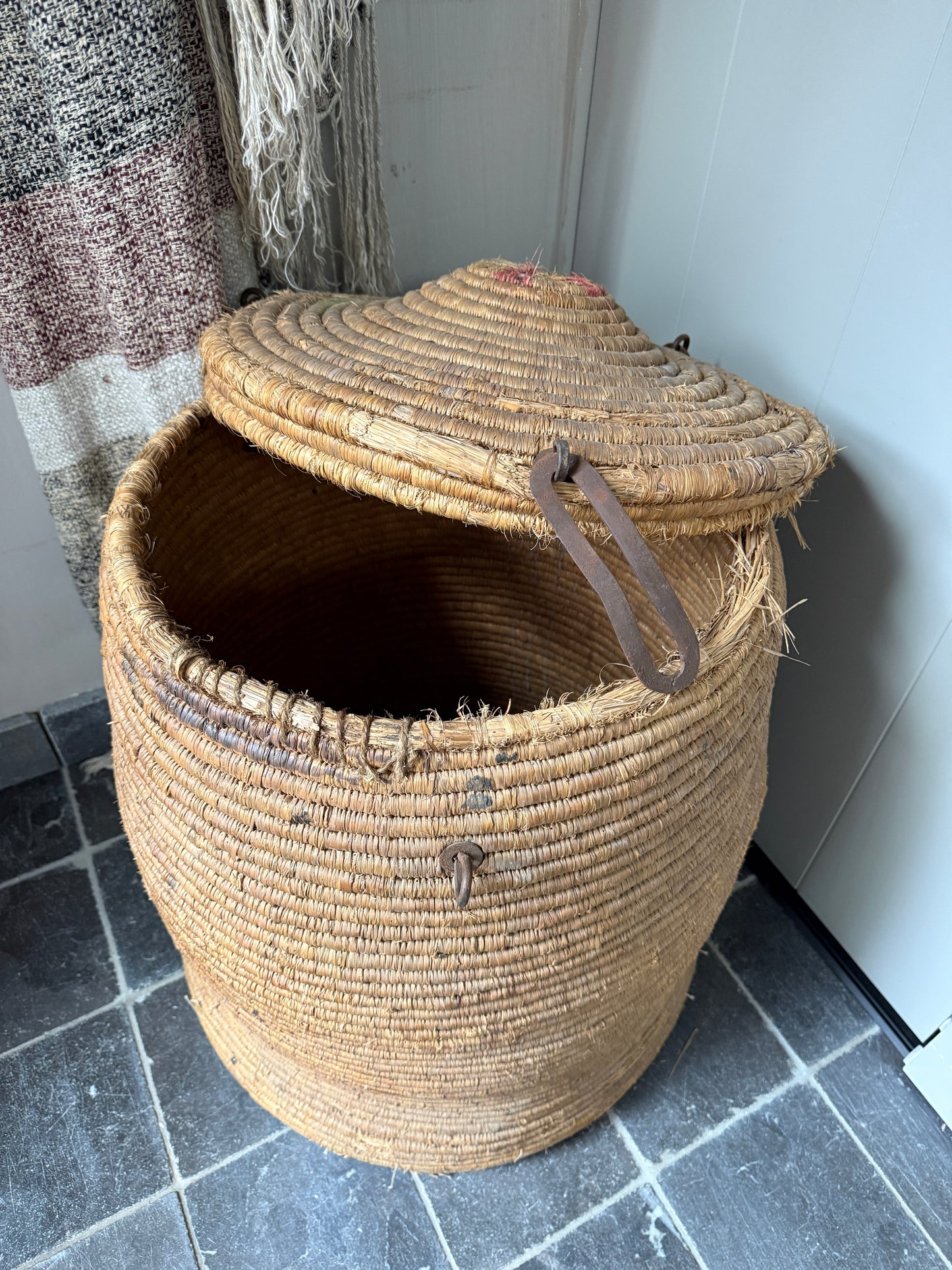 Old original basket / dessert basket