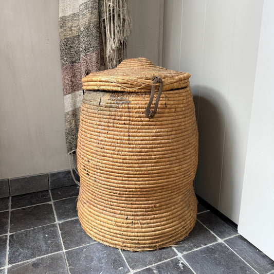 Old original basket / dessert basket