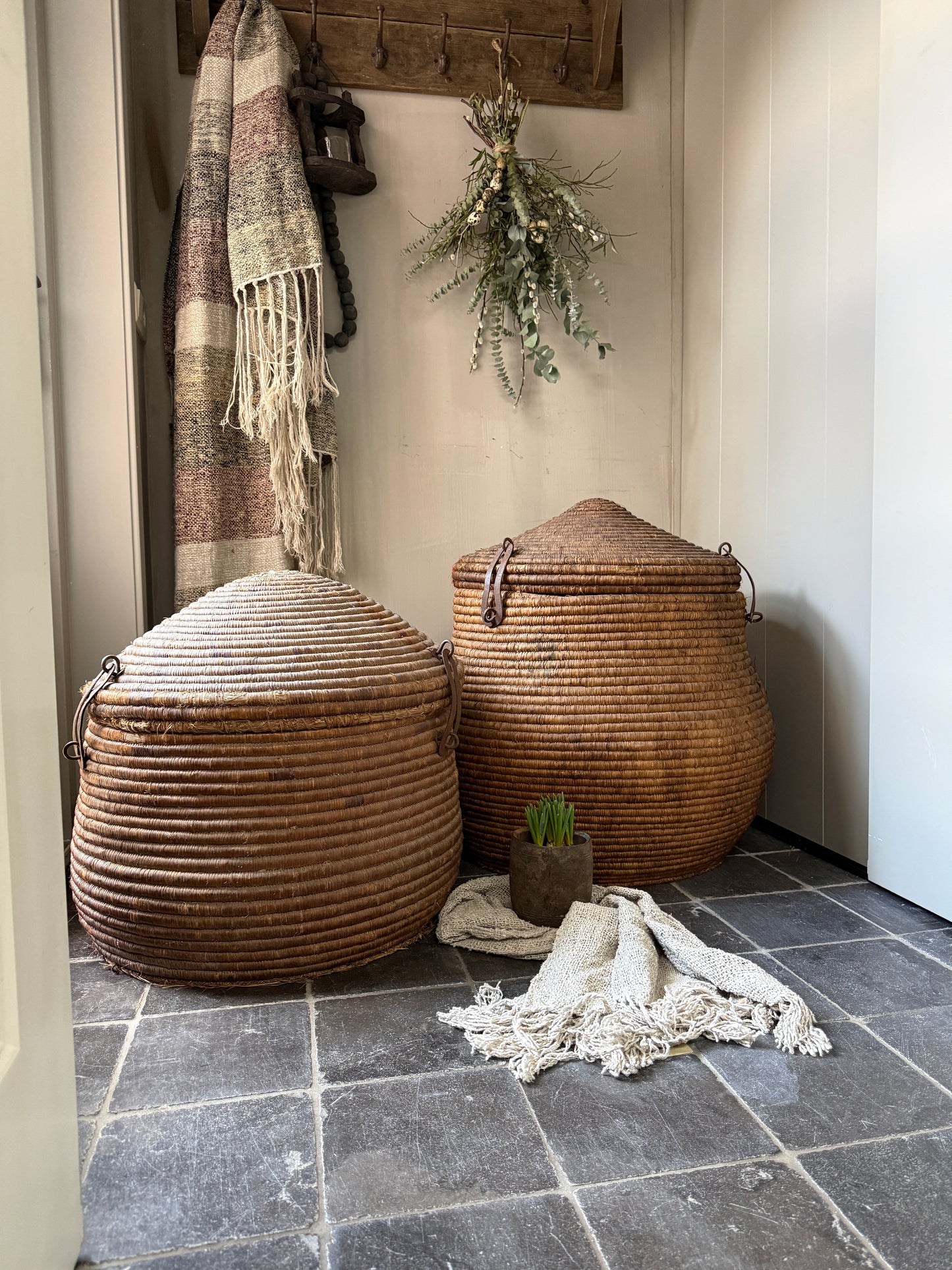 Old original basket / dessert basket