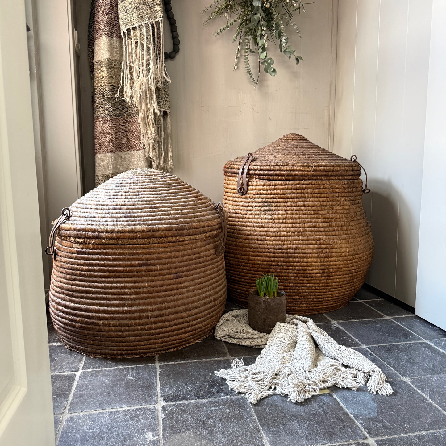 Old original basket / dessert basket