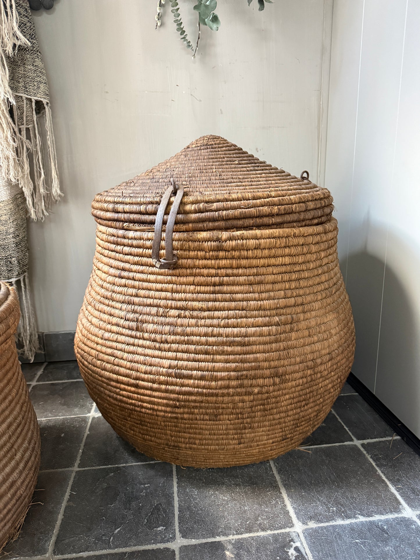 Old original basket / dessert basket