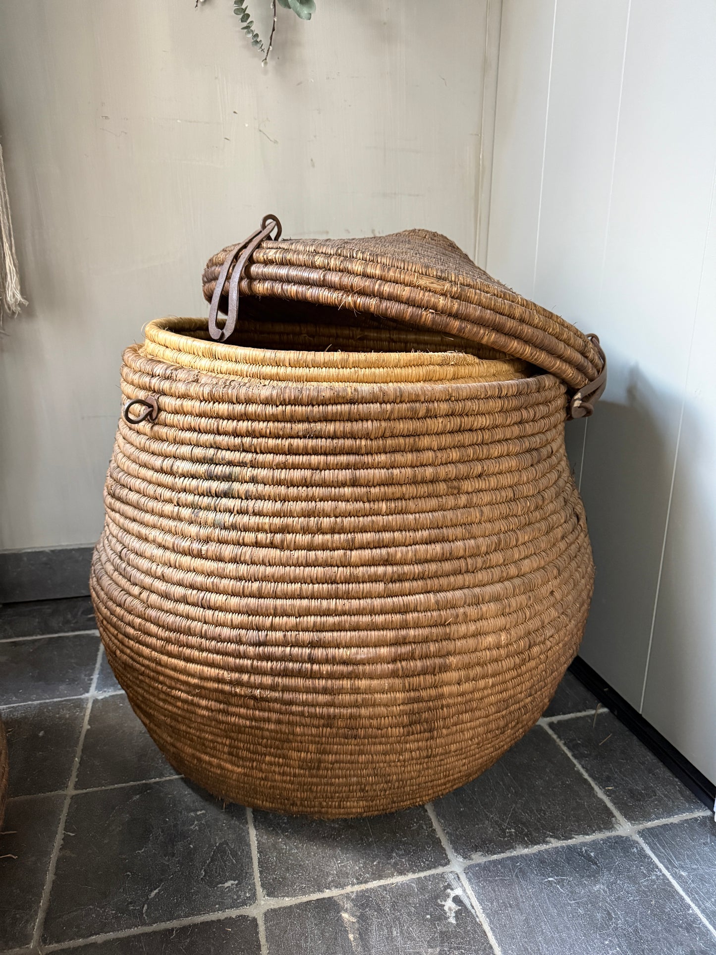 Old original basket / dessert basket