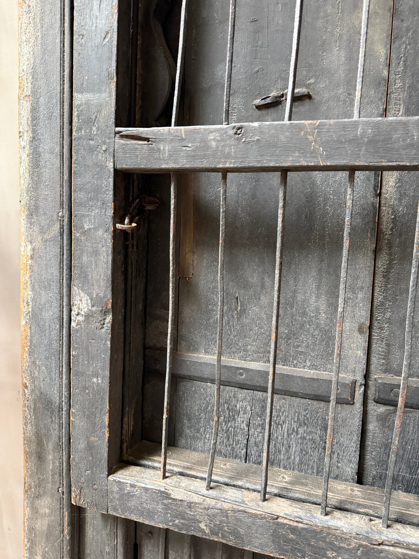 Authentiek unieke deurenset met tralies