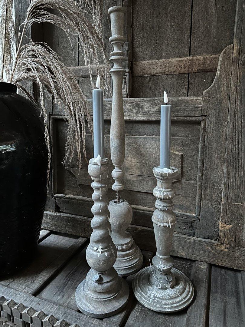 Landelijke grijze houten kandelaren met kaarsen, sobere woonaccessoires bij My Sober Home