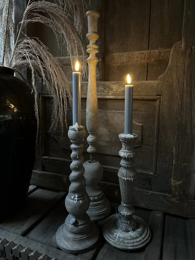 Grijze houten kandelaars met brandende kaarsen, landelijke sobere woondecoratie My Sober Home