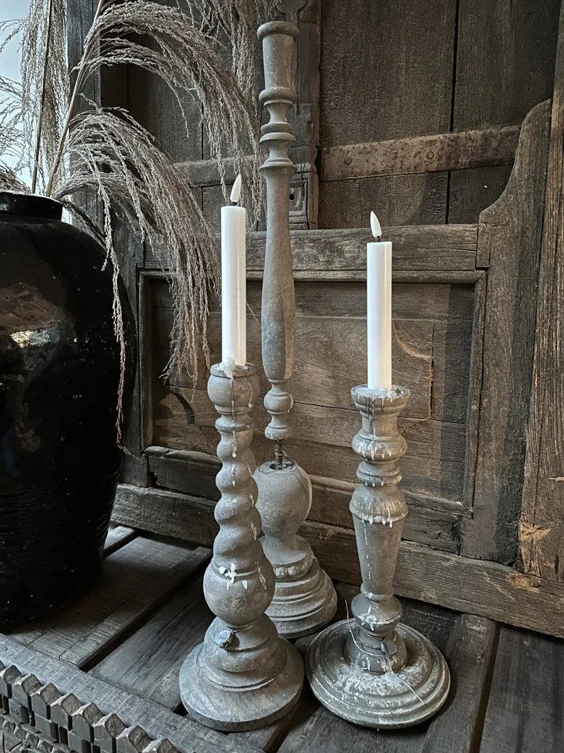 Sober landelijke houten kandelaars met witte kaarsen en rustiek decor bij My Sober Home.