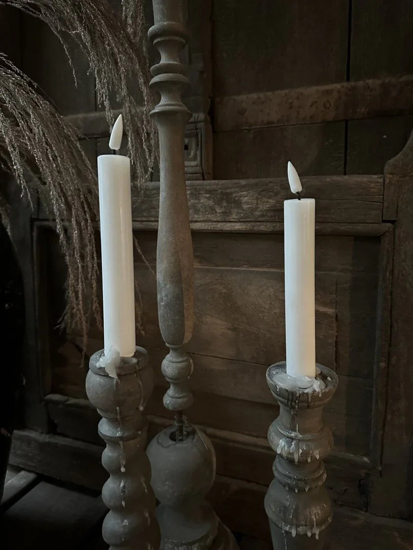 Twee witte kaarsen op rustieke houten kandelaars, sober landelijk interieur My Sober Home.