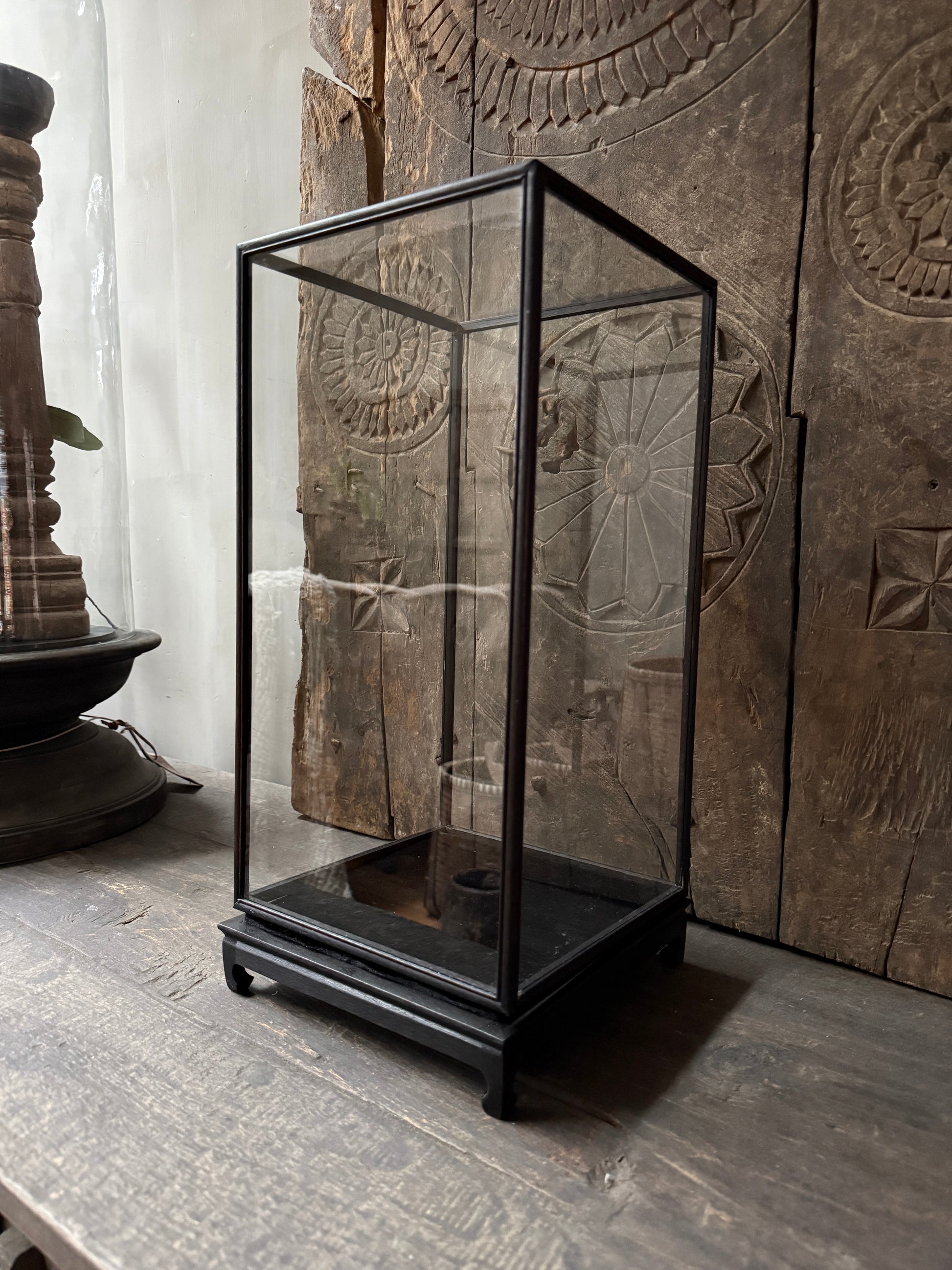 Zwarte vitrinekast op houten tafel, landelijke sober interieur stijl bij My Sober Home.