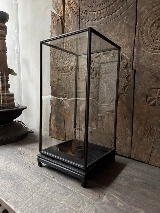 Zwarte vitrinekast op houten tafel, landelijke sober interieur stijl bij My Sober Home.