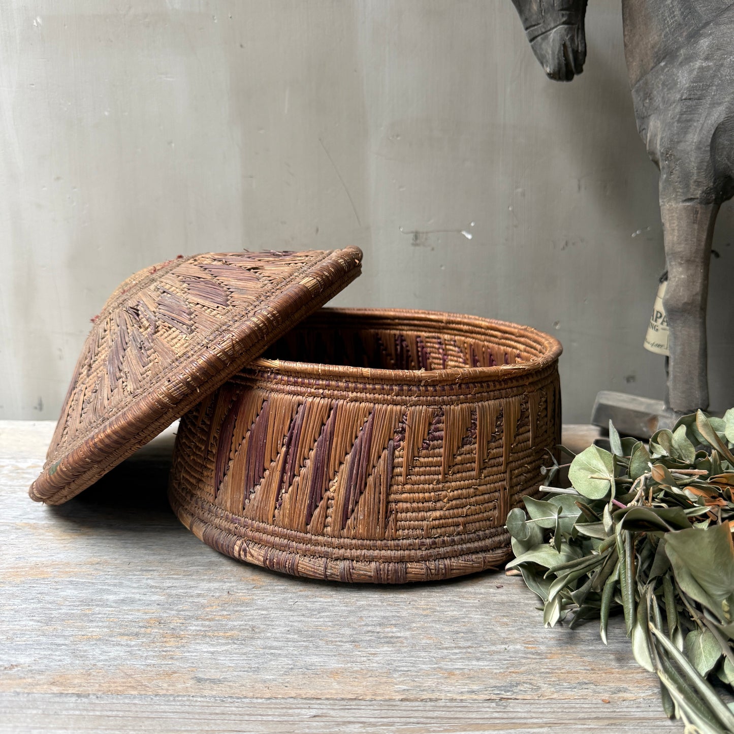 Old original basket / dessert basket