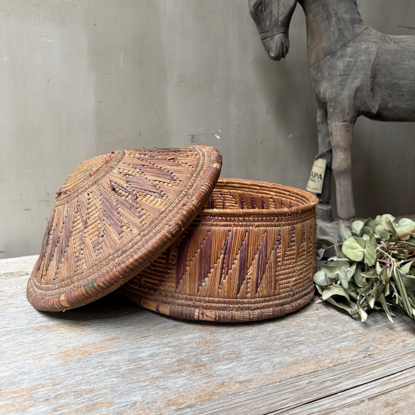 Old original basket / dessert basket