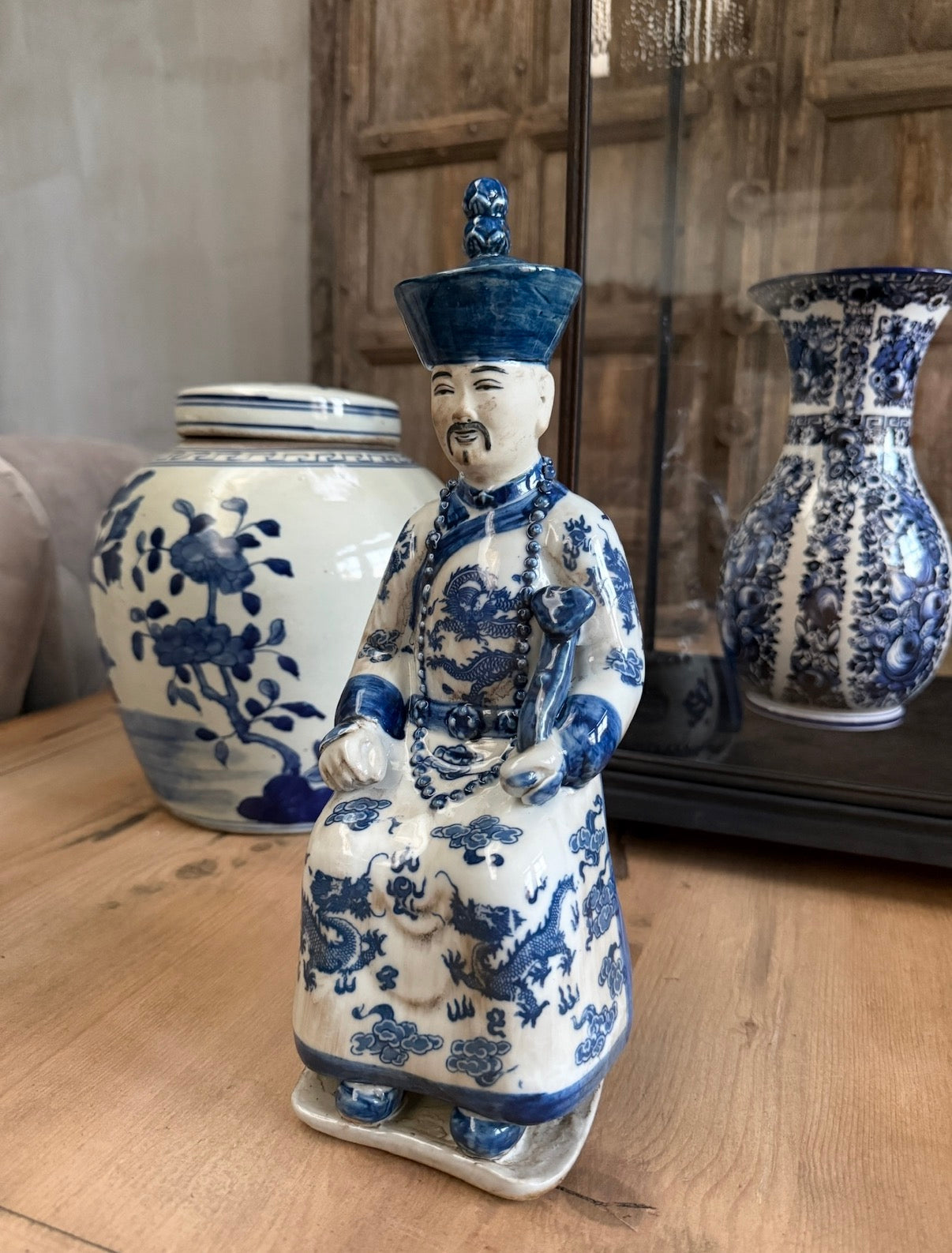 Chinees porseleinen beeldje zittende keizer (opa)