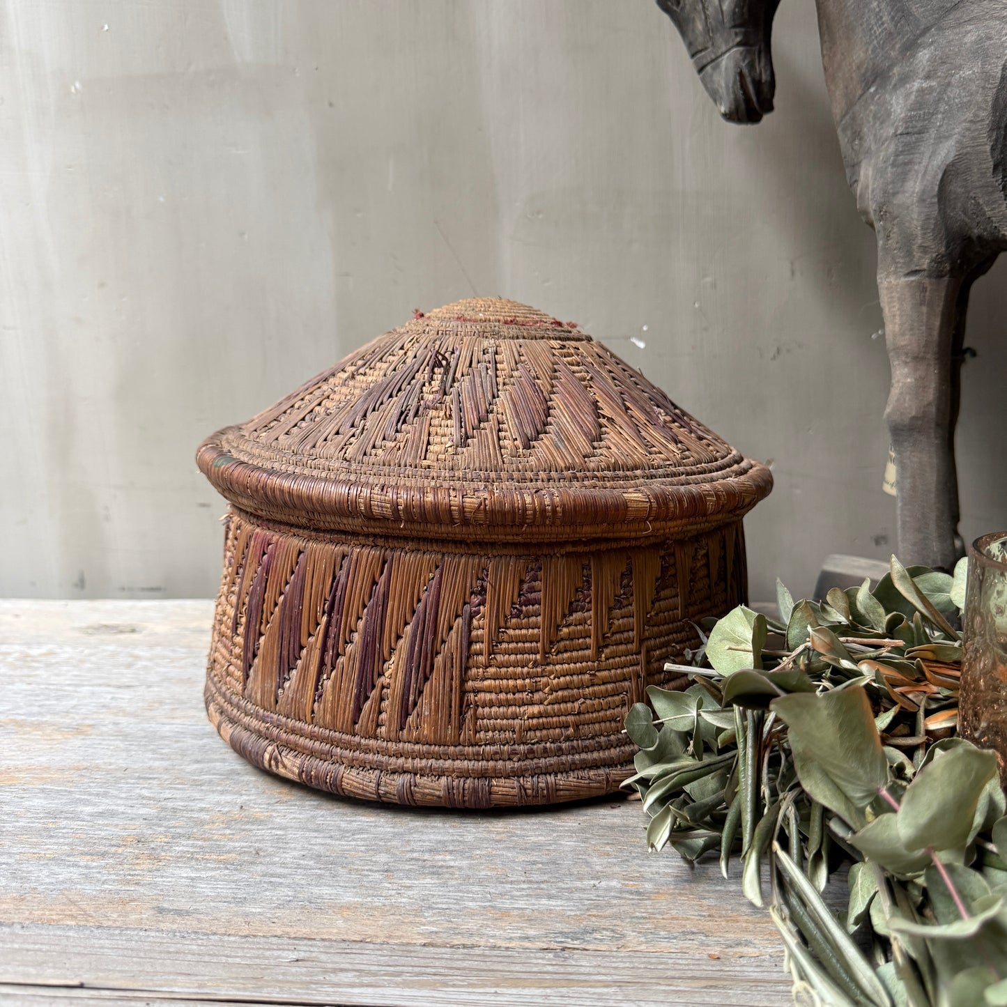Old original basket / dessert basket