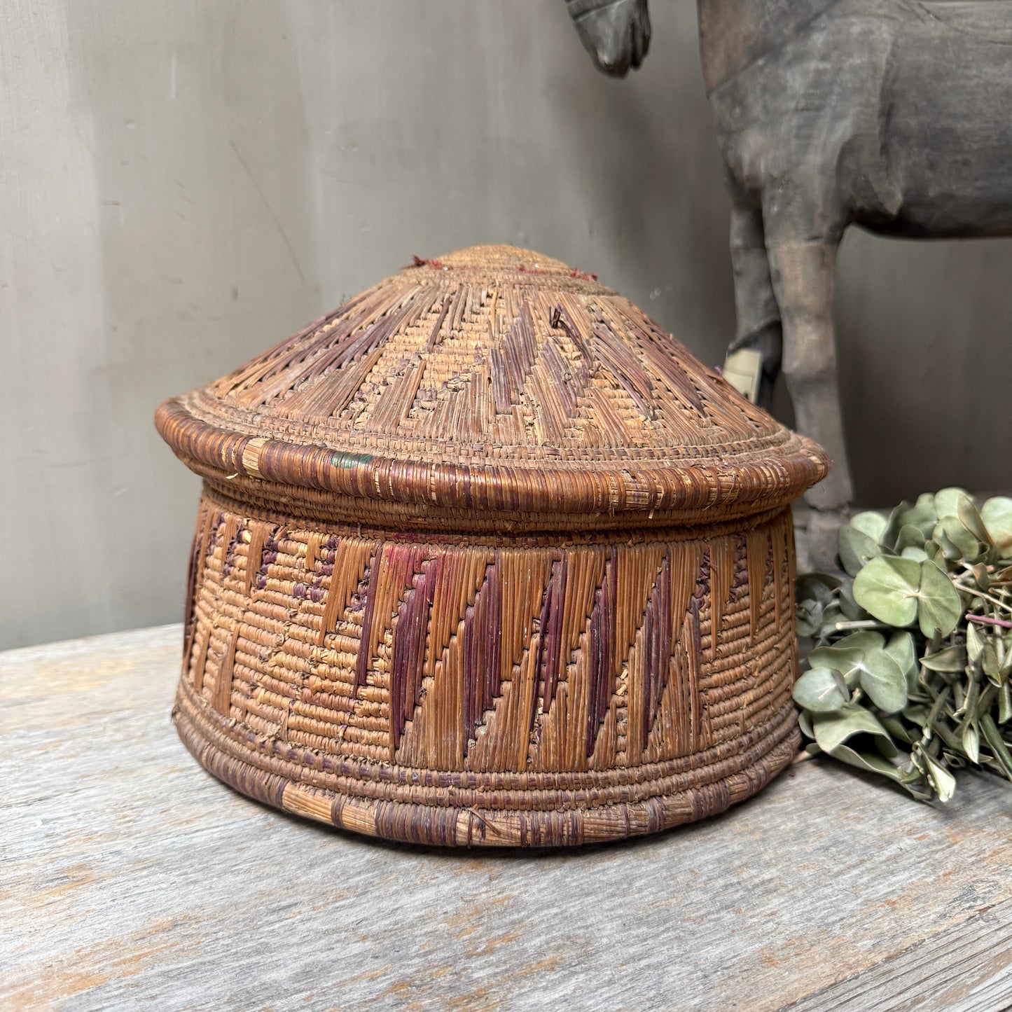 Old original basket / dessert basket