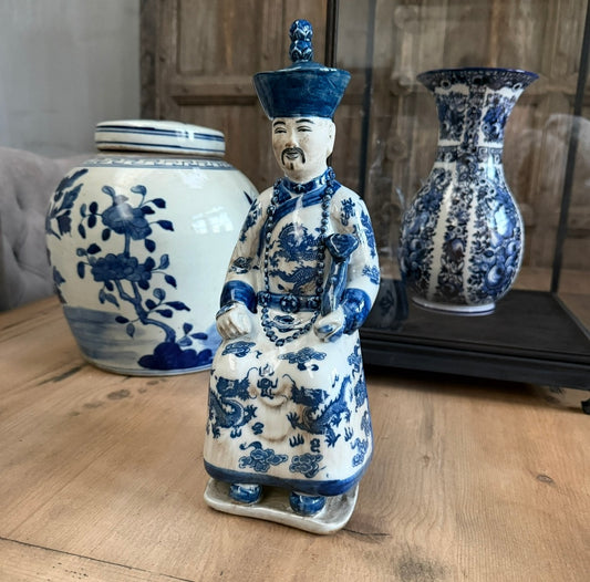 Chinees porseleinen beeldje zittende keizer (opa)