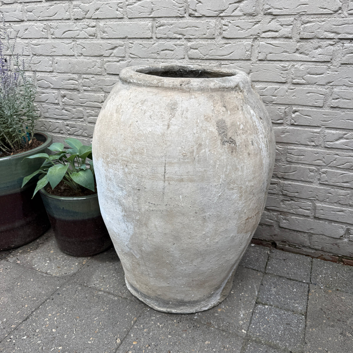 Oude Indiase stenen kruik 67 cm hoog en 52 cm breed