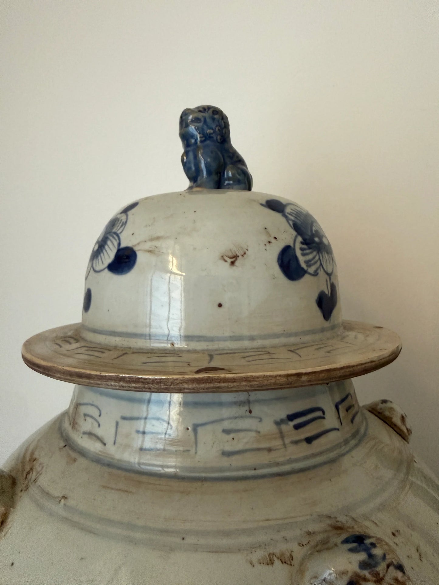 Authen­tieke blauwe en witte keramieken gemberpot met handgeschilderde decoratie en leeuwtje, landelijk interieur