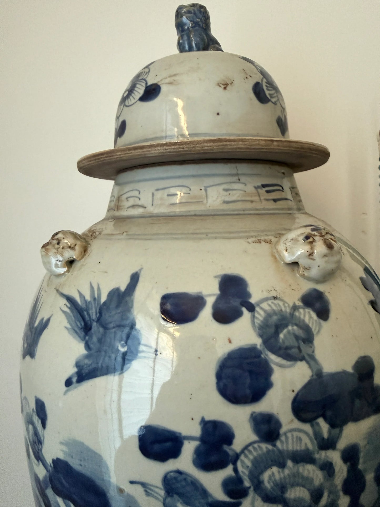 Authentieke blauw-witte gemberpot met floraal motief, handgemaakt, landelijk interieur decoratie