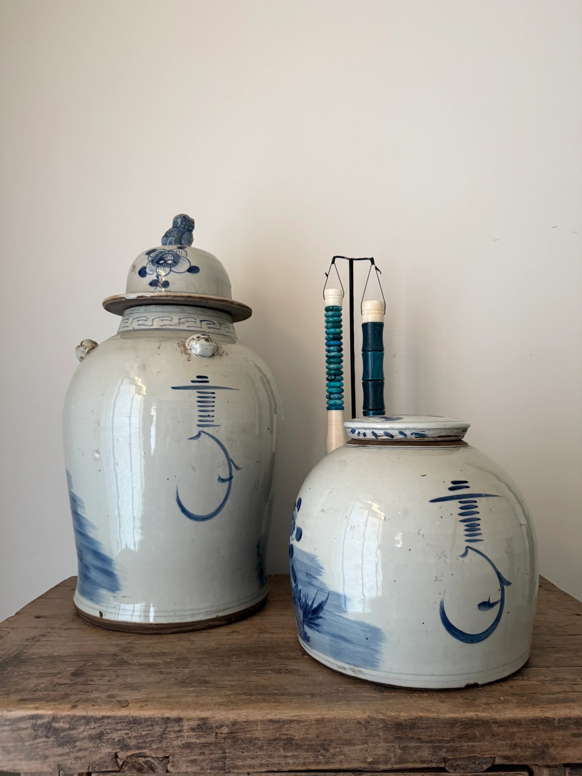 Handgemaakte gemberpotten met blauw-witte decoratie op houten tafel, My Sober Home stijl