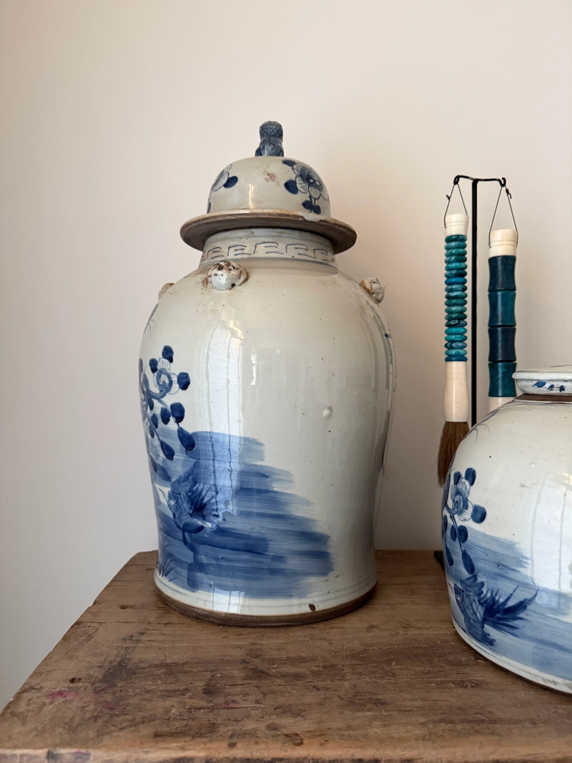 Authenieke blauw-witte gemberpot op houten tafel, landelijke woondecoratie My Sober Home