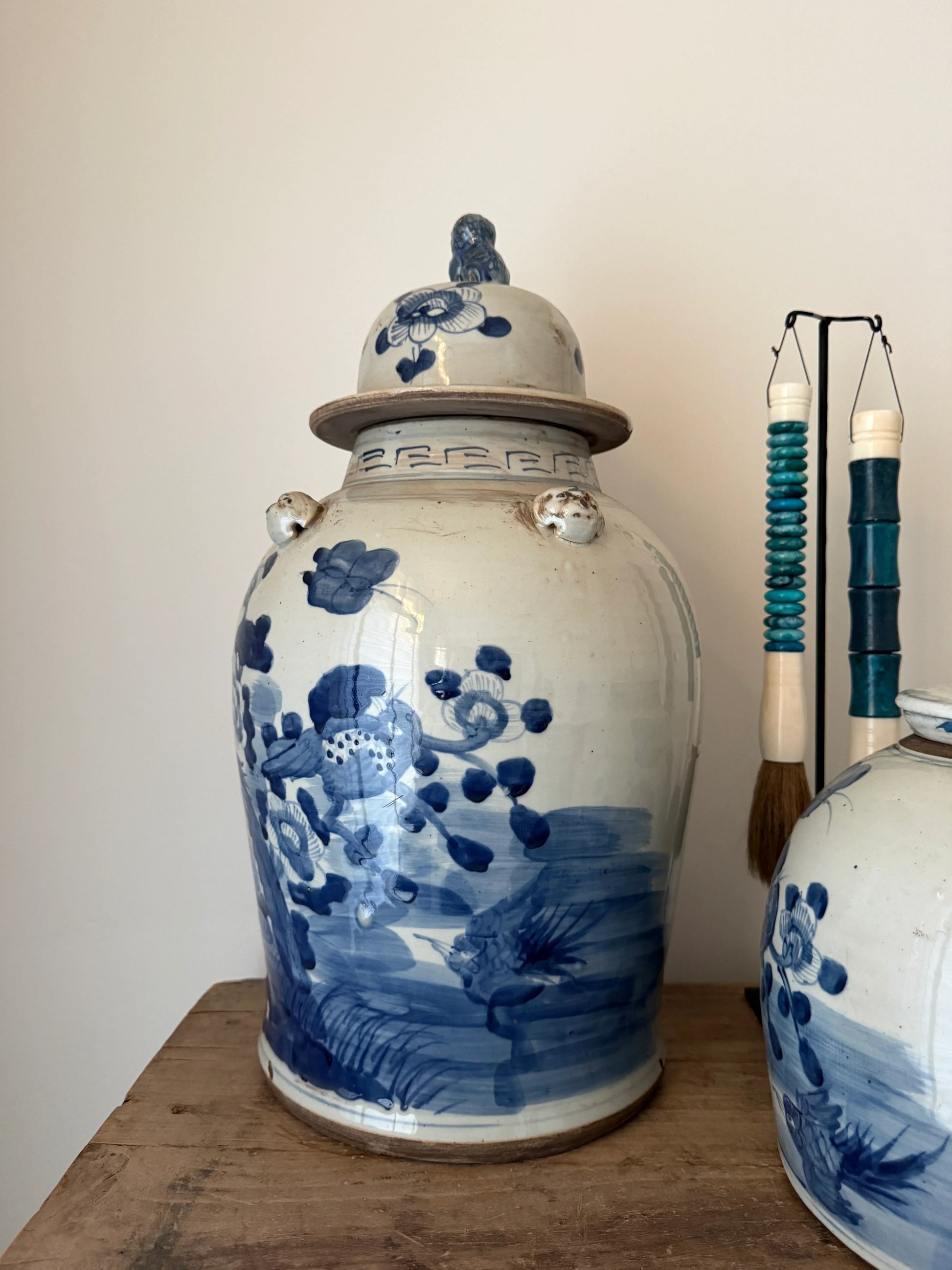 Authentieke blauwe en witte gemberpot met deksel, handgeschilderd, op houten tafel, My Sober Home woonaccessoire.