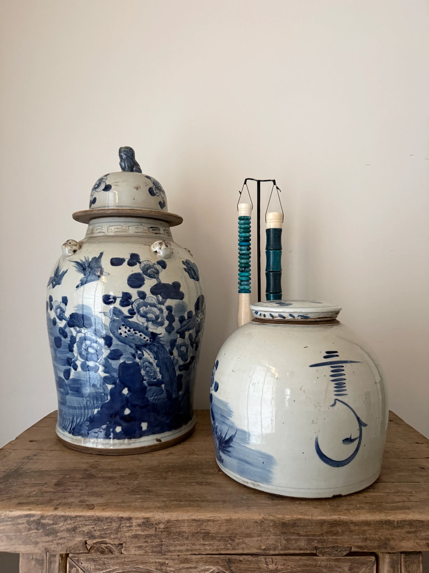 Handgemaakte blauwe en witte gemberpotten op houten tafel, landelijk sober interieur