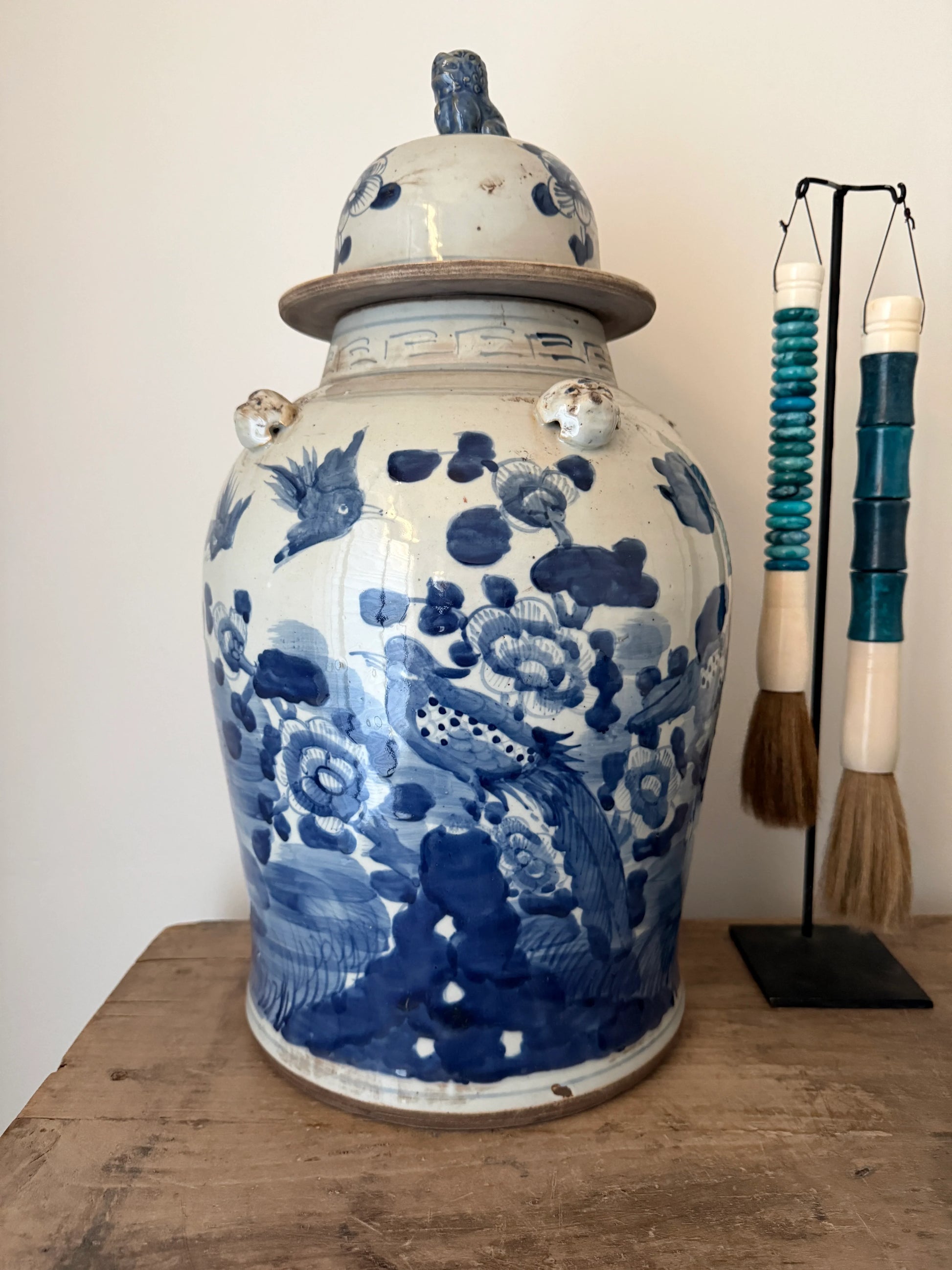 Blauw-witte handgemaakte gemberpot met decoratief deksel op houten tafel, landelijk interieur