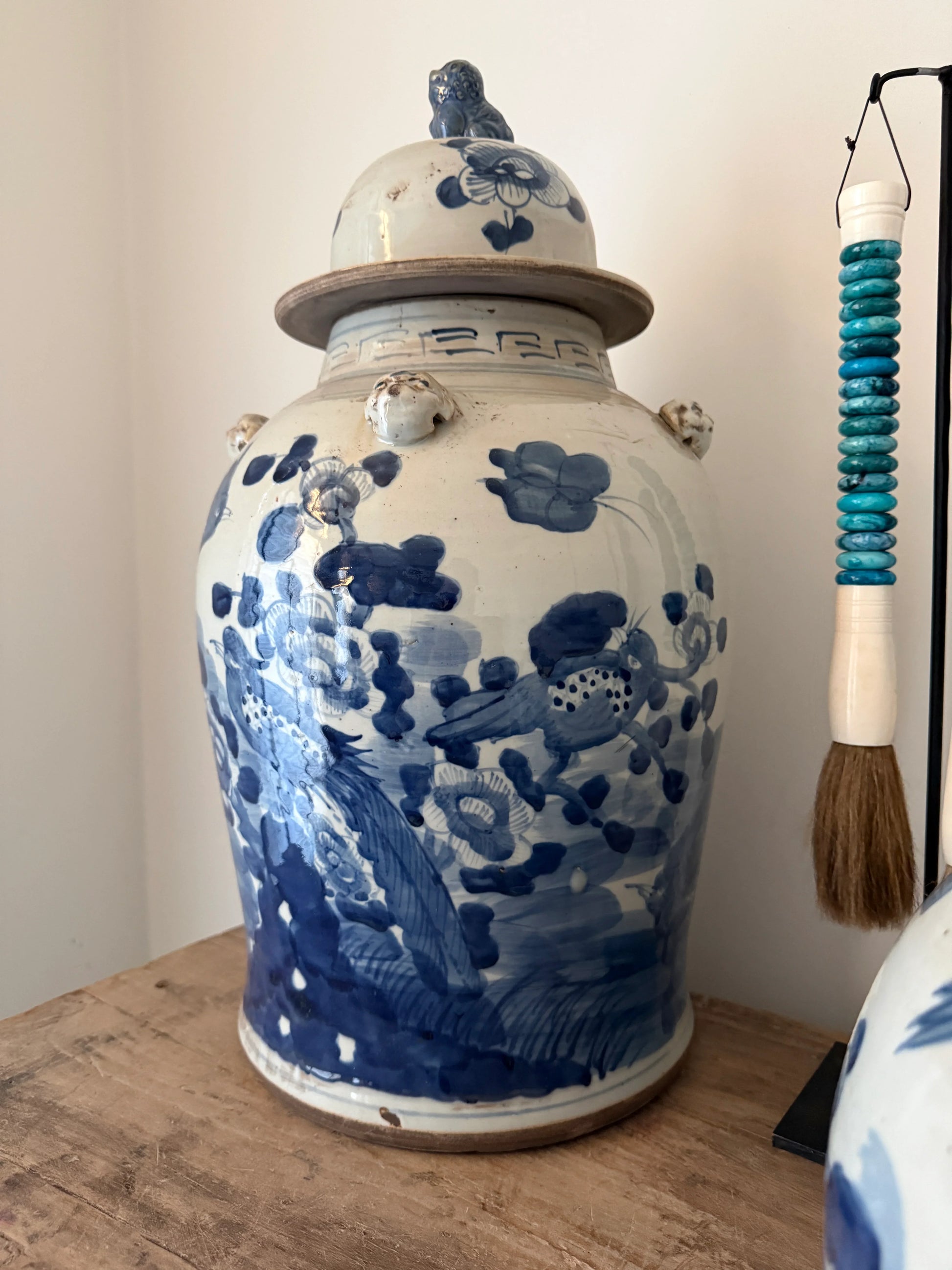 Blauw-witte handgemaakte gemberpot met deksel en bloemmotief, landelijke woonaccessoire