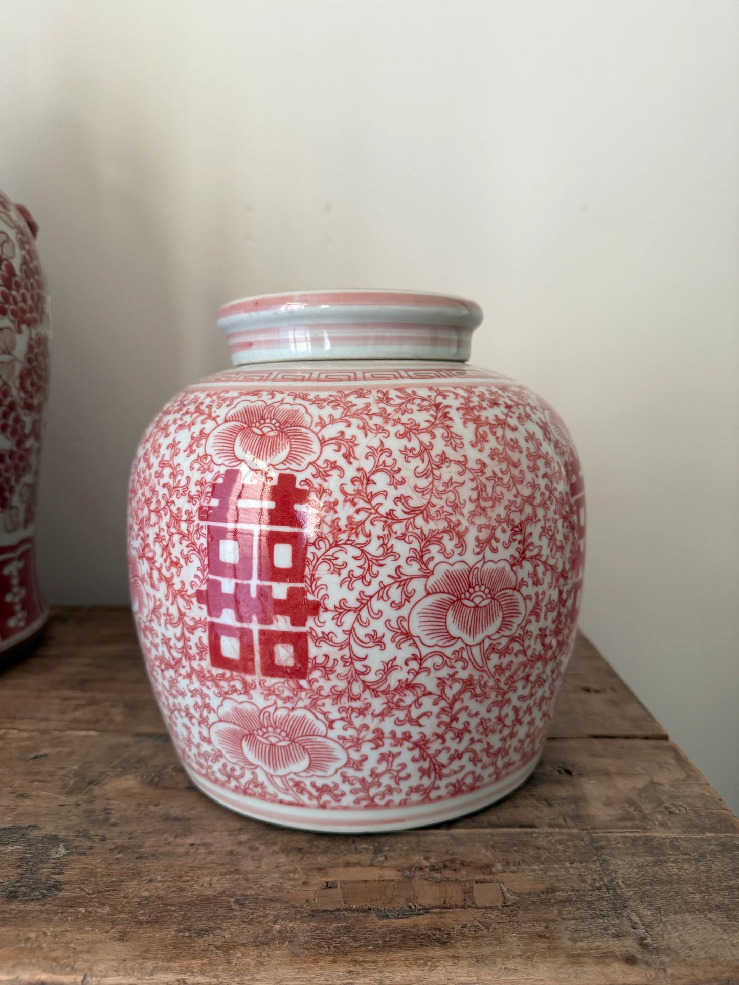 Handgemaakte roze gemberpot met bloemmotief op houten tafel, landelijk interieur decoratie