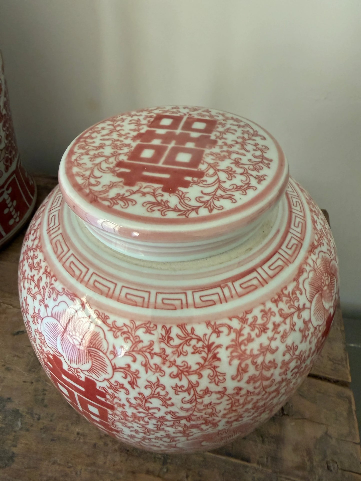 Handgemaakte roze gemberpot met sierpatroon op houten tafel, My Sober Home woonaccessoire