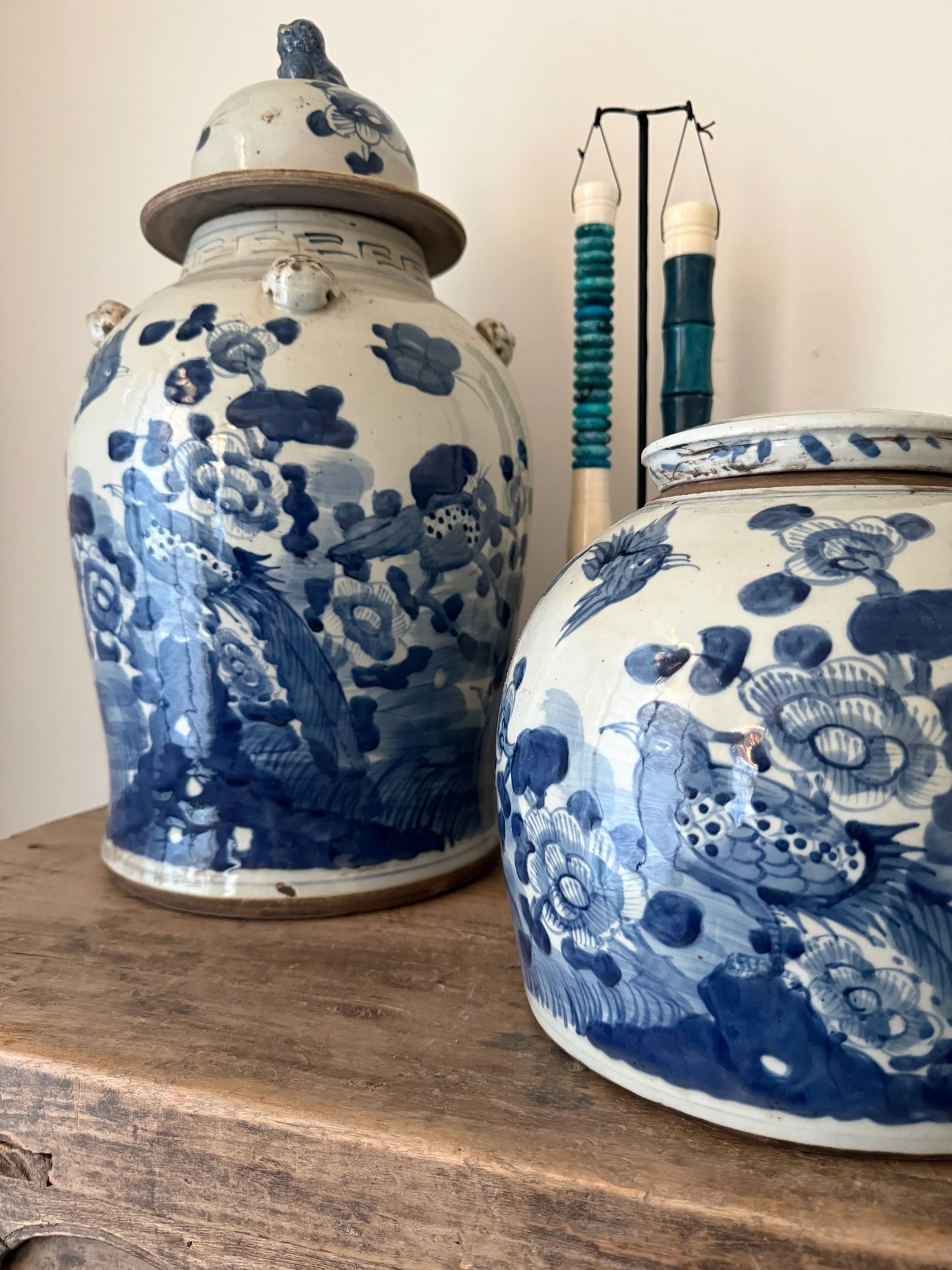 Blauw-witte gemberpotten op houten tafel, handgemaakt, landelijk en sober interieur accessoire