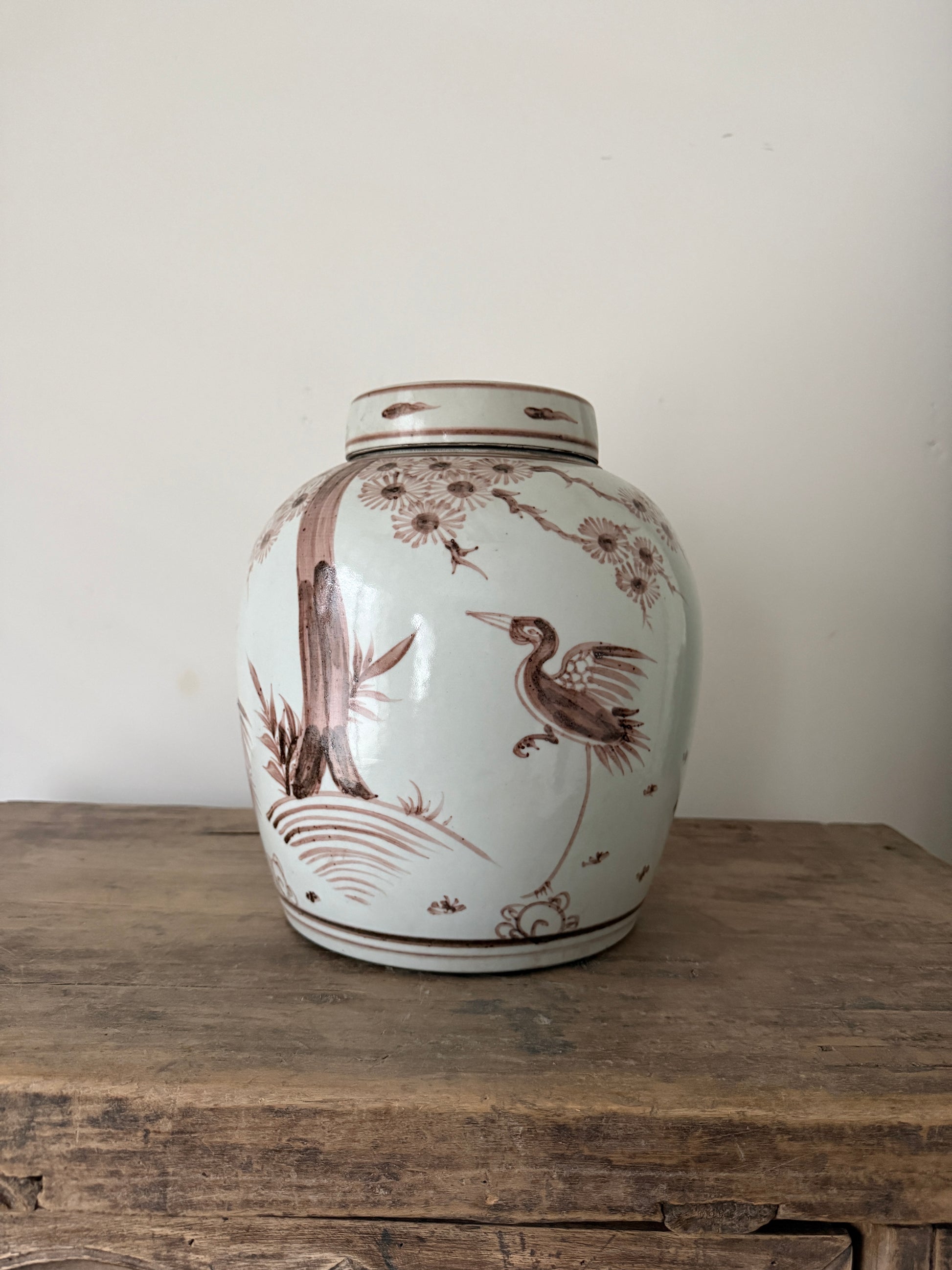 Authentieke handgemaakte gemberpot met vogelmotief op houten tafel, My Sober Home woonaccessoire