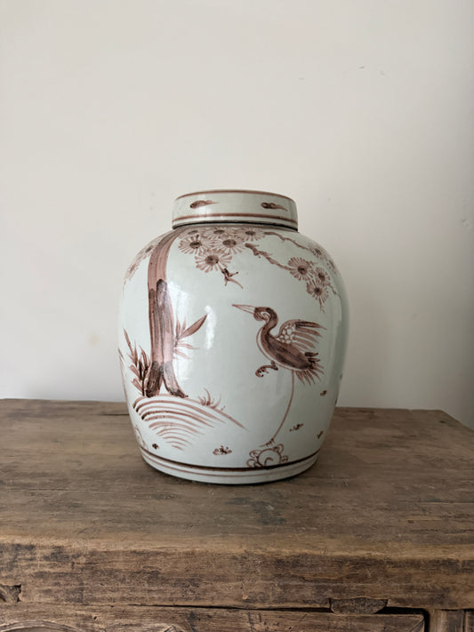 Authentieke handgemaakte gemberpot met vogelmotief op houten tafel, My Sober Home woonaccessoire