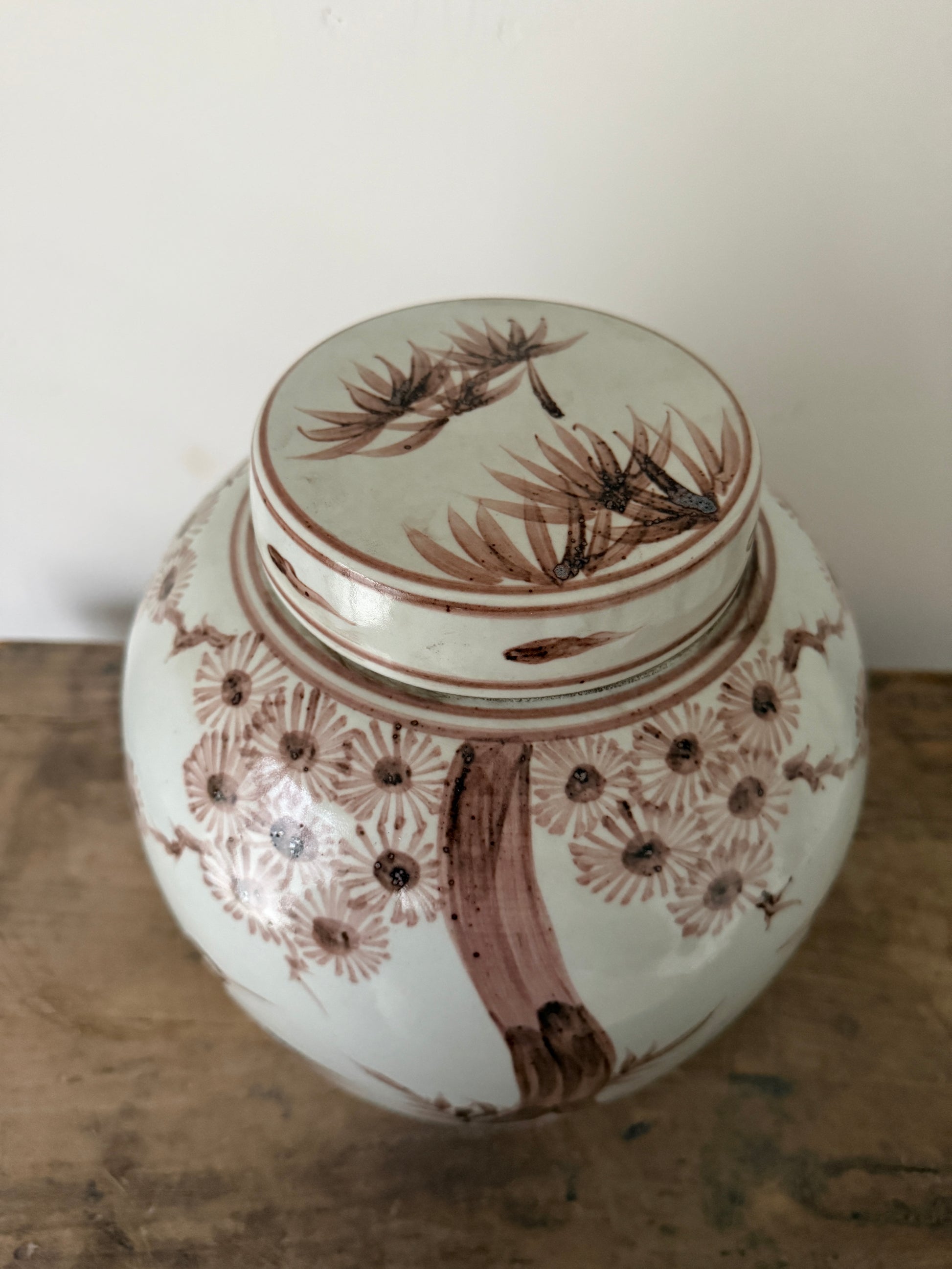 Handgemaakte gemberpot met bloemenmotief, authentiek woonaccessoire My Sober Home