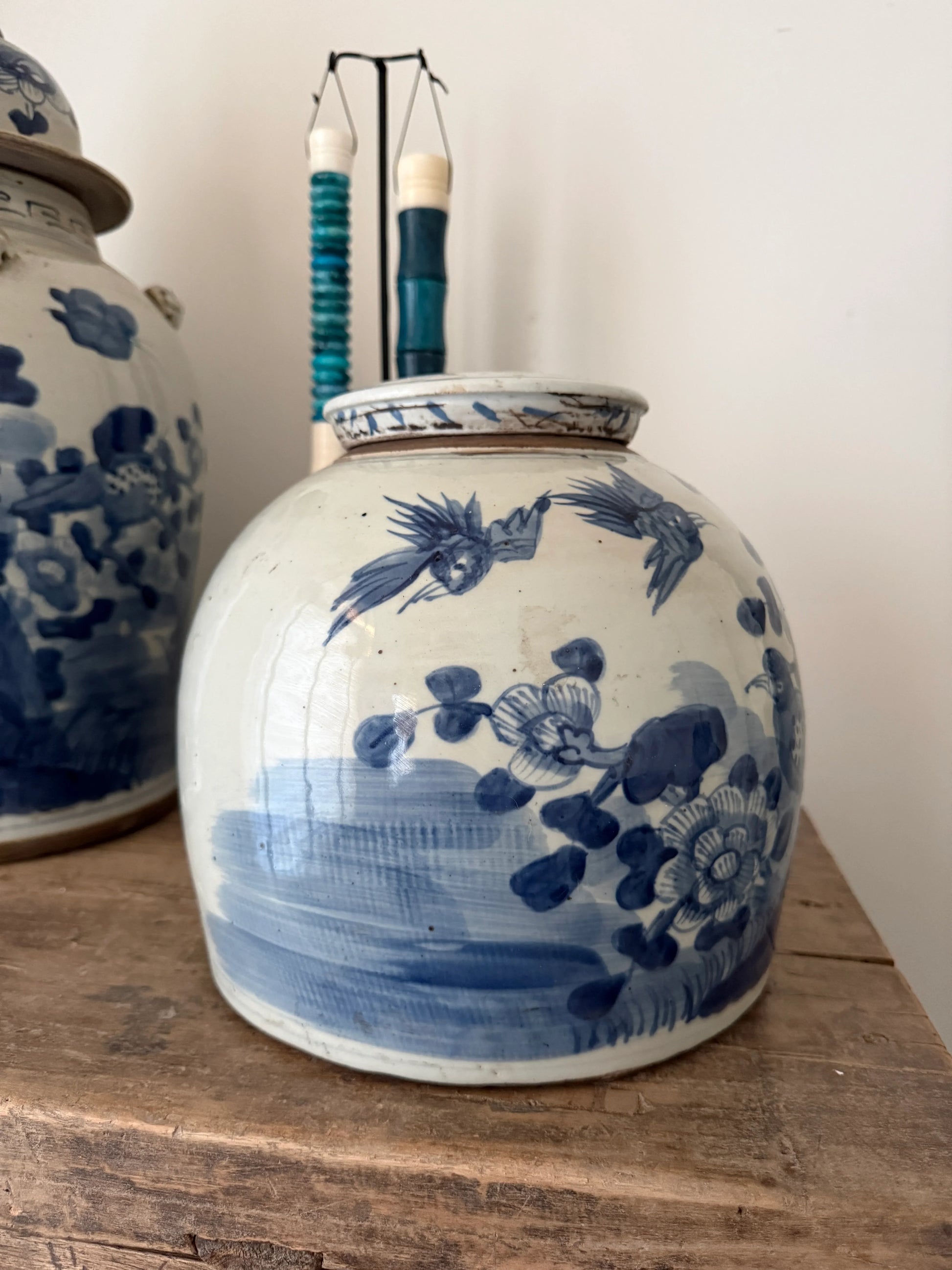 Handgemaakte gemberpot met blauw-wit bloemenmotief, landelijke woondecoratie My Sober Home