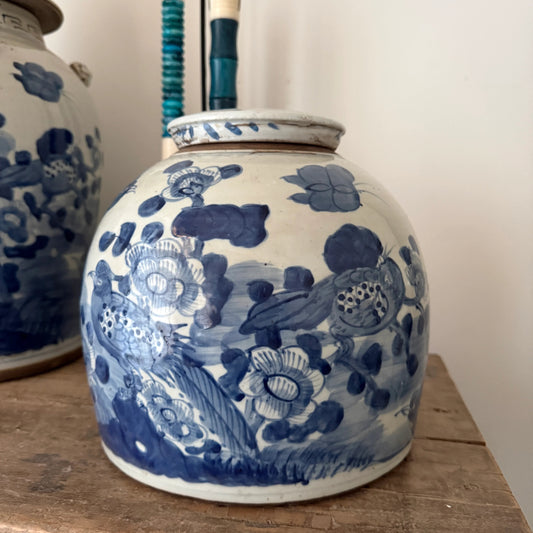 Handgemaakte blauwe gemberpot met bloemenmotief op houten tafel, landelijk en sober interieur