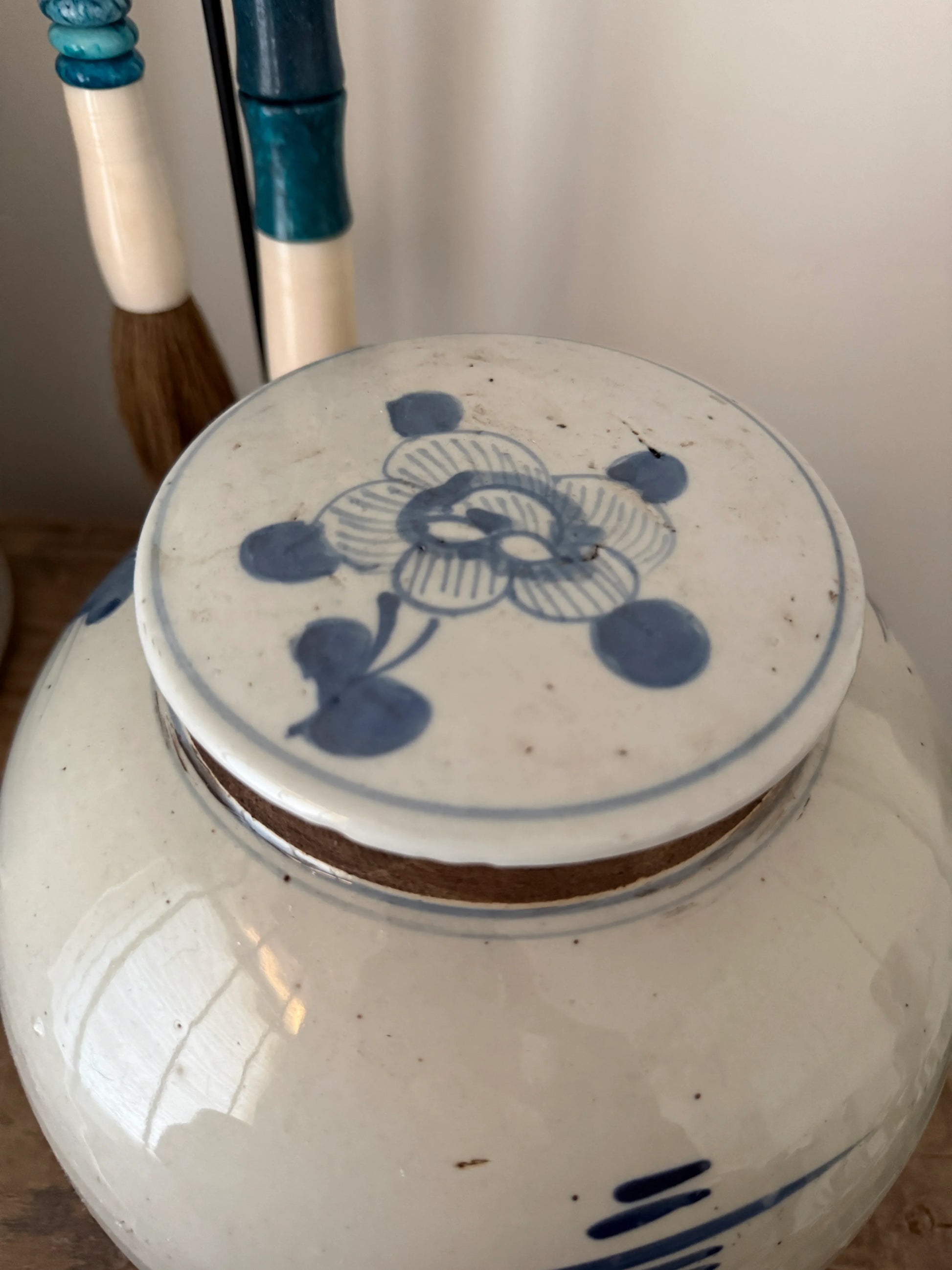 Authentieke witte aardewerken gemberpot met blauw bloemmotief, My Sober Home woonaccessoire.