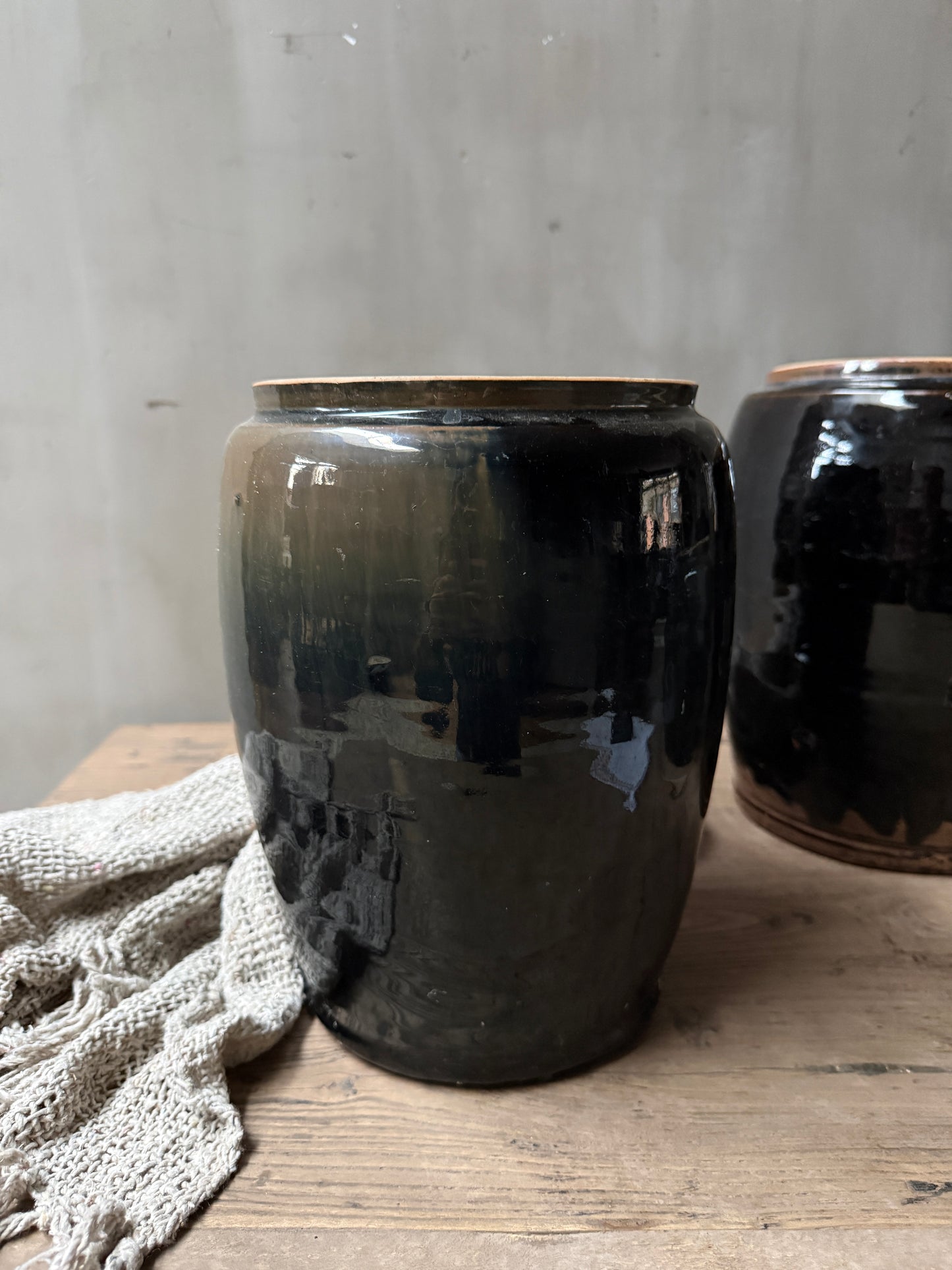 Antiker schwarz glasierter Topf/Krug