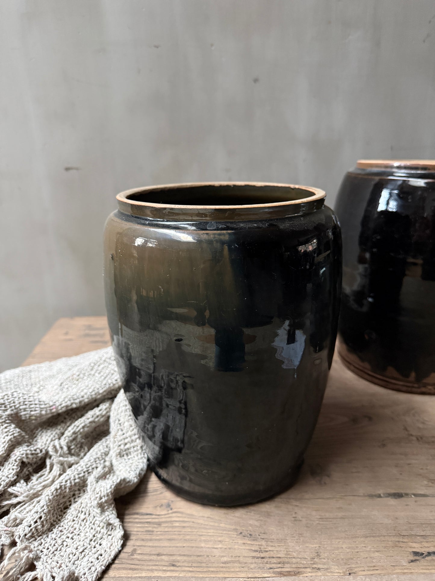 Antiker schwarz glasierter Topf/Krug