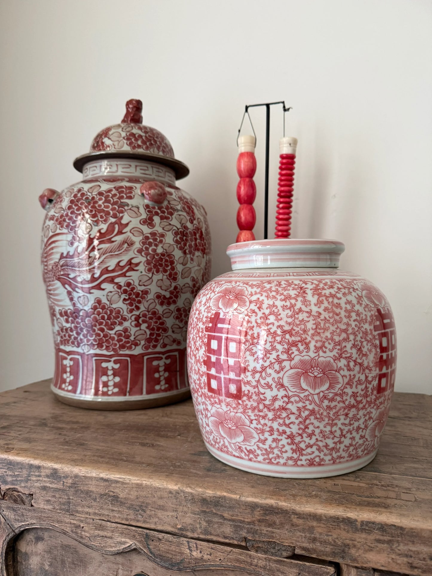 Handgemaakte roze gemberpotten op houten kast, landelijke woonaccessoires My Sober Home