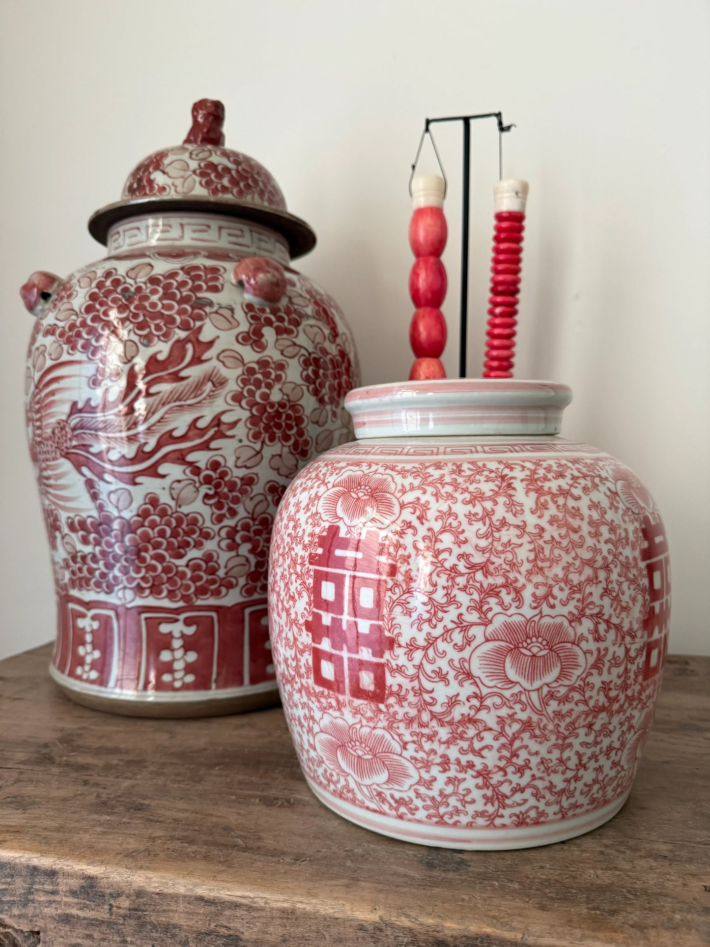 Authentieke handgemaakte gemberpotten in roze decor op houten tafel, landelijk en sober interieur